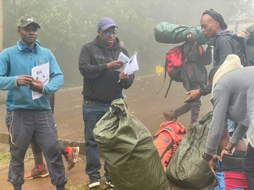Philip interviews porters 